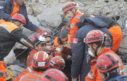 Над 1000 спасители изравят трупове в Турция