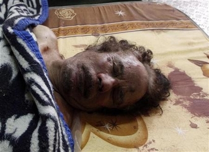 Заровиха Кадафи в пустинята, напъхаха и сина му при него