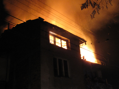 Комин подпали къща в Китен