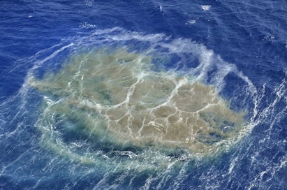 Надига се нов Канарски остров, морето кипи