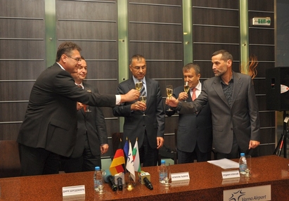 Подписаха договора за новия пътнически терминал на летище Бургас