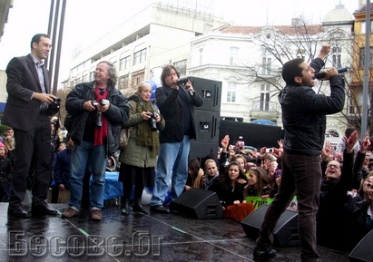 Рафи e №1. Бургаският кмет е персоналният му фотограф, а Тони Димитрова го носи на ръце