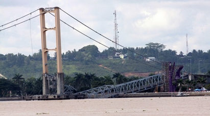 10 жертви след срутването на мост в Индонезия