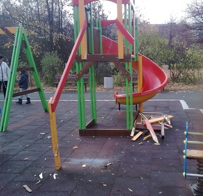 Вандали потрошиха детска пързалка в „Славейков“