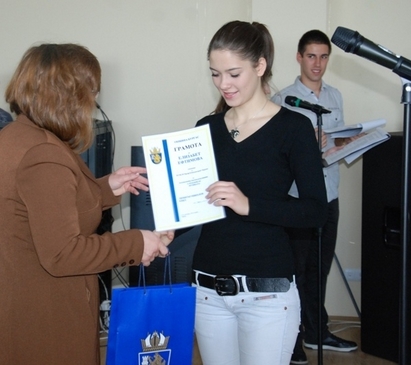 Наградиха 221 изявени бургаски ученици