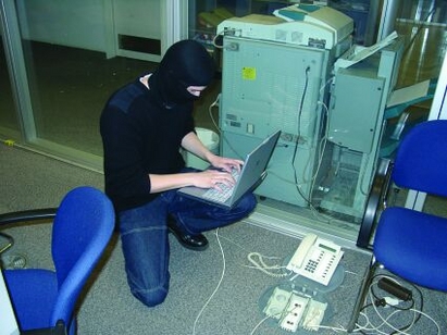 ФБР и ГДБОП задържаха в Бургас хакер източвал парични фондове