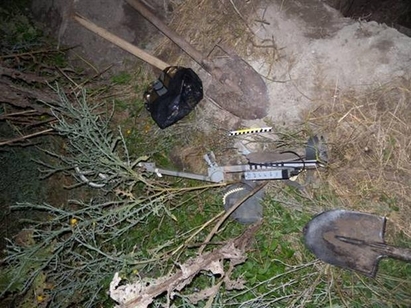 Спипаха крадец да рови за телефонен кабел край Ченгене скеле