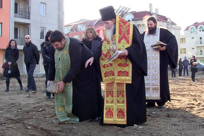 Дядо Иоаникий освети земята под бъдещия храм в Несебър, хората се надяват да спрат нещастията