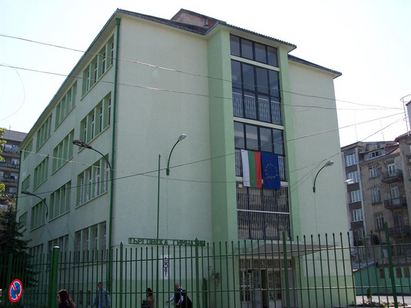 Осъдиха перверзника, причаквал ученички от Търговската гимназия в Бургас