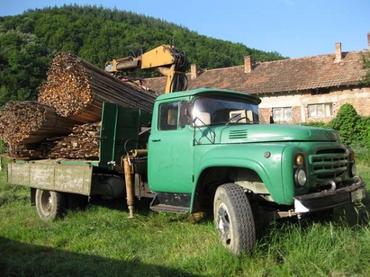 Разгневен шофьор отмъква камион с дърва, горският правил ремонт на къщата му