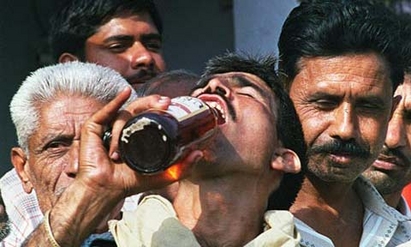 Алкохол-менте уби над 100 души в Индия