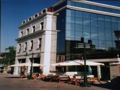 Нова жертва на съдебните изпълнители! Бургаският хотел „Плаза” излиза на търг