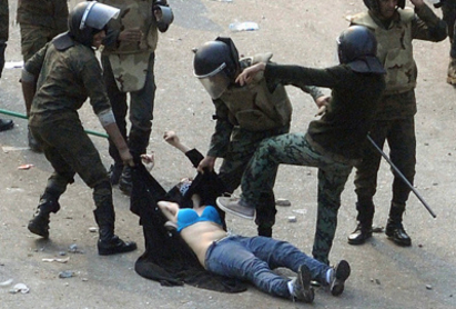 Шокиращо видео! Военни размазват от бой жена, протестираща в Кайро