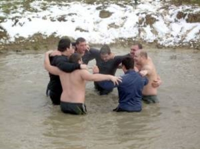 Къпят зетьовете на Кошарица в местния вир