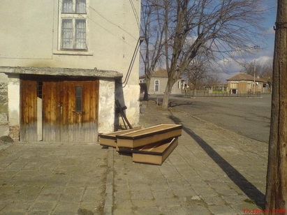 Шок и ужас: Ковчези и кръстове в центъра на село Светлина