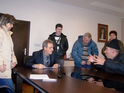 За кмета Васил Едрев, който не чака приемния си ден, но такъв е регламентът
