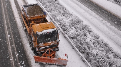 Два тира и автобус се удариха на снежна "Тракия"