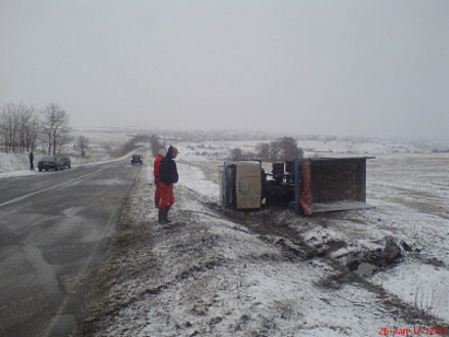 Камион се обърна край село Светлина, община Средец