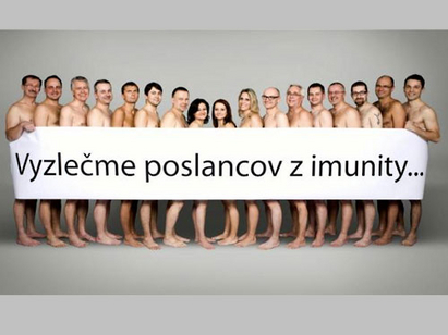 Депутати протестираха голи
