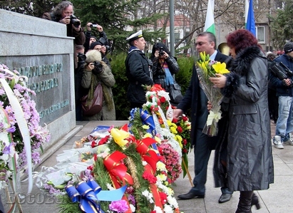 Власт и опозиция се къпят в медийна слава край грохналия Руски паметник в Бургас