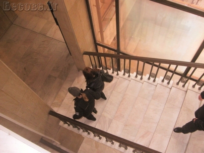 Полицаи криха Надя Иванова от журналистите, разблъскаха ги в съда