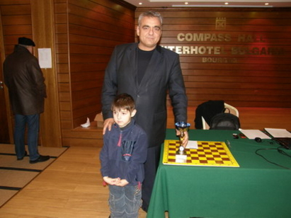 Депутатът Стоян Гюзелев организира поредния шахматен турнир в памет на баща си