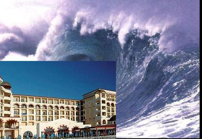 Гигантски вълни потопяват „Хелиос Бей” в Обзор, „Мирамар” вече наводнен