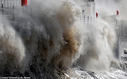 Нова морска вълна заля Поморие, обявено е бедствено положение