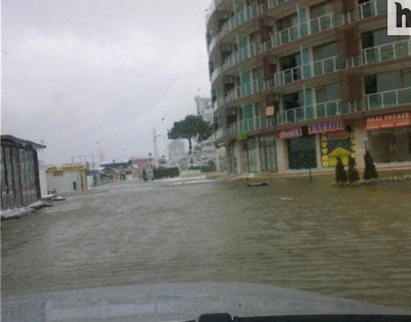 Морето захапа хотел "Чайка" на Ветко Арабаджиев, напълни му басейна