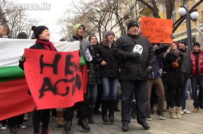 300 протестиращи скочиха срещу ACTA в Бургас, с тях мръзна и Любен Дилов-син