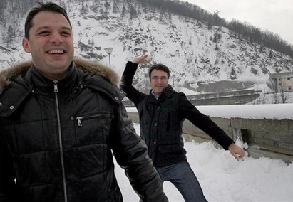 Министър Трайков се забавлява край язовир след трагедията в Бисер