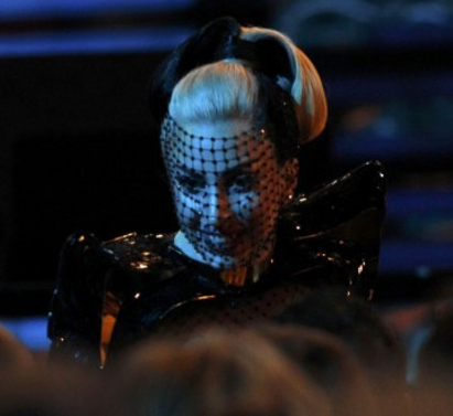 Гага моли индийски гуру да я научи да изпада в кома