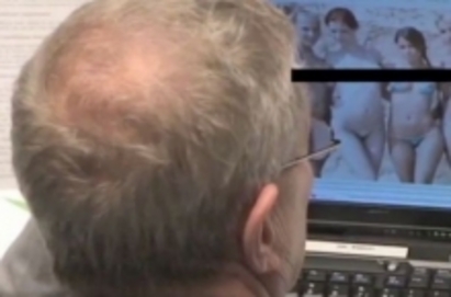 Дядо мастурбира гол, докато 9-годишни деца го галят
