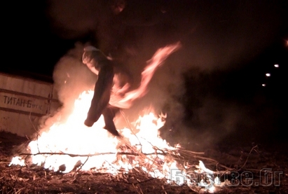 Пияни горят гуми в Равнец за гавра с народния обичай Пашпалик