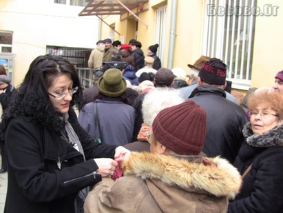 Над 100 мръзнат пред данъчното в Бургас, сградата без ток вече четири часа