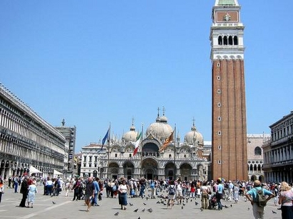 Цял площад „Сан Марко” във  Венеция скандира „Нафта, нафта!”