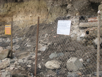 Пазят с ограда Римската стена в Сарафово от  иманяри