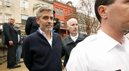 Закопчаха Клуни на протест във Вашингтон