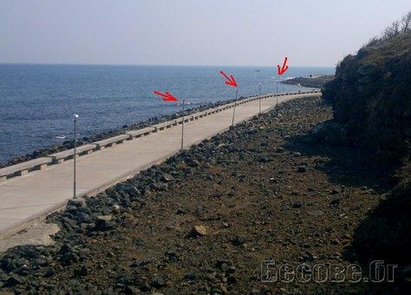 Вандали рушат крайбрежната алея в Приморско, превръща се в развалина