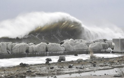 Шестметрови вълни ще заливат все по-често черноморското крайбрежие