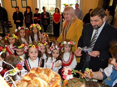 Лазарки наричаха за здраве в Областна администрация Бургас