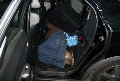 Задържаха в Малко Търново италианец, криел гаджето си под седалката на колата