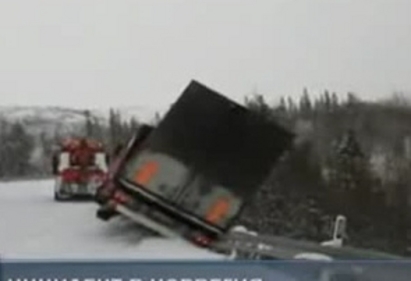 Камион и влекач падат в 60-метрова пропаст - ВИДЕО