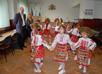 Лазарки зарадваха кмета Иван Алексиев и администрацията на Поморие