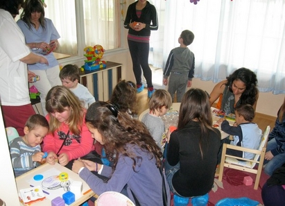 Деца аутисти рисуваха великденски яйца заедно с ученици от Немската