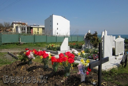 Набъбва закрито през 1992 г. гробище до морето, опря тузарските къщи