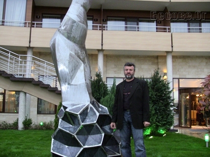 Четириметрова скулпура издигна пред Гранд хотел "Поморие" живеещ във Франция българин