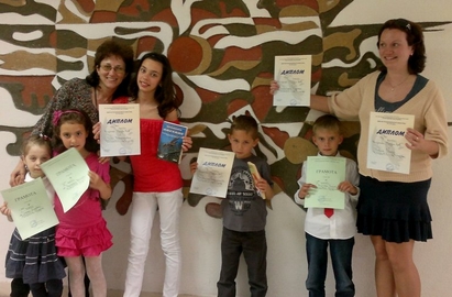 Ученици от Частното основно чуждоезиково училище очароваха бургазлии с песни на руски