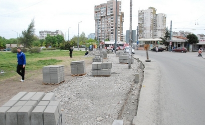 Правят нови тротоари в „Меден рудник”