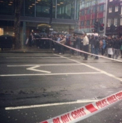 Самоубиец блокира центъра на Лондон, държи заложници (ВИДЕО)